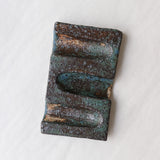 Porte savon 02 L 11cm  - bleu et noir de Julia Gilles chez Brutal Ceramics