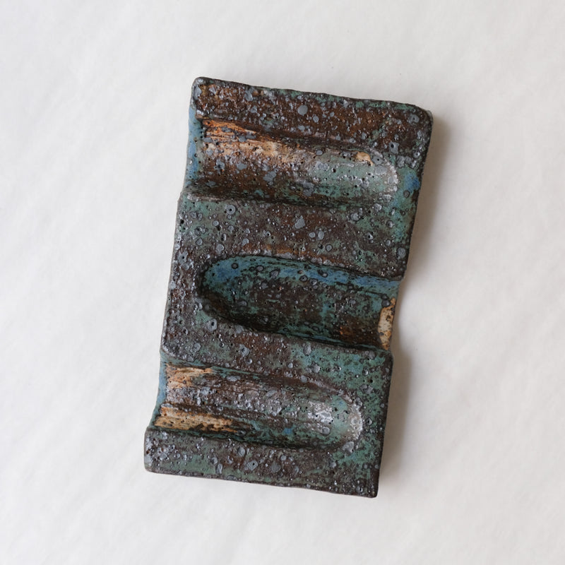 Porte savon 02 L 11cm  - bleu et noir de Julia Gilles chez Brutal Ceramics