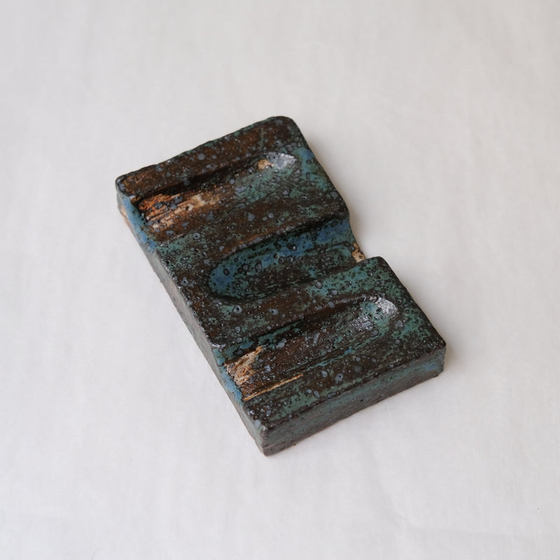 Porte savon 02 L 11cm  - bleu et noir de Julia Gilles chez Brutal Ceramics