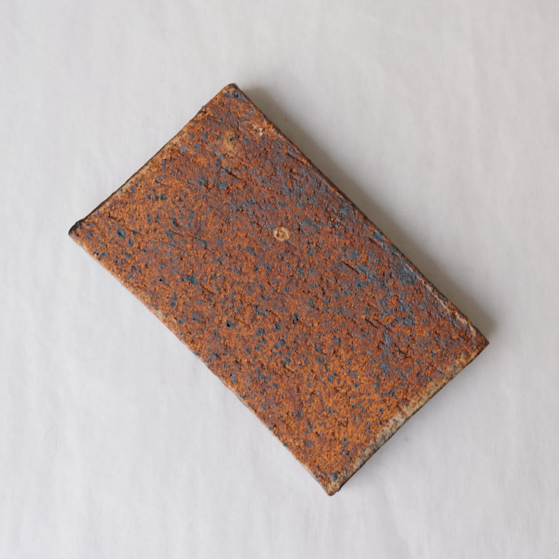 Porte savon 02 L 11cm  - bleu et noir de Julia Gilles chez Brutal Ceramics