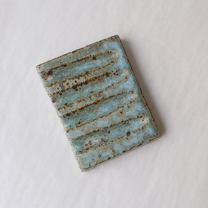 Porte savon 03 L 9,5cm  - bleu et vert de Julia Gilles chez Brutal Ceramics