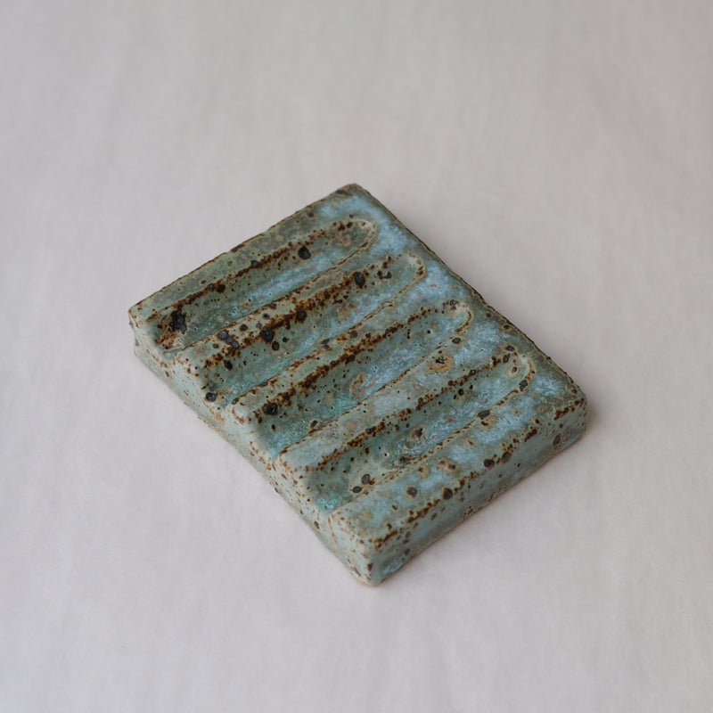 Porte savon 03 L 9,5cm  - bleu et vert de Julia Gilles chez Brutal Ceramics