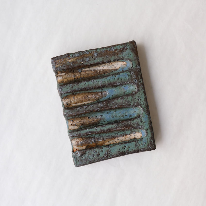 Porte savon 04 L 8,5cm  - bleu et noir de Julia Gilles chez Brutal Ceramics