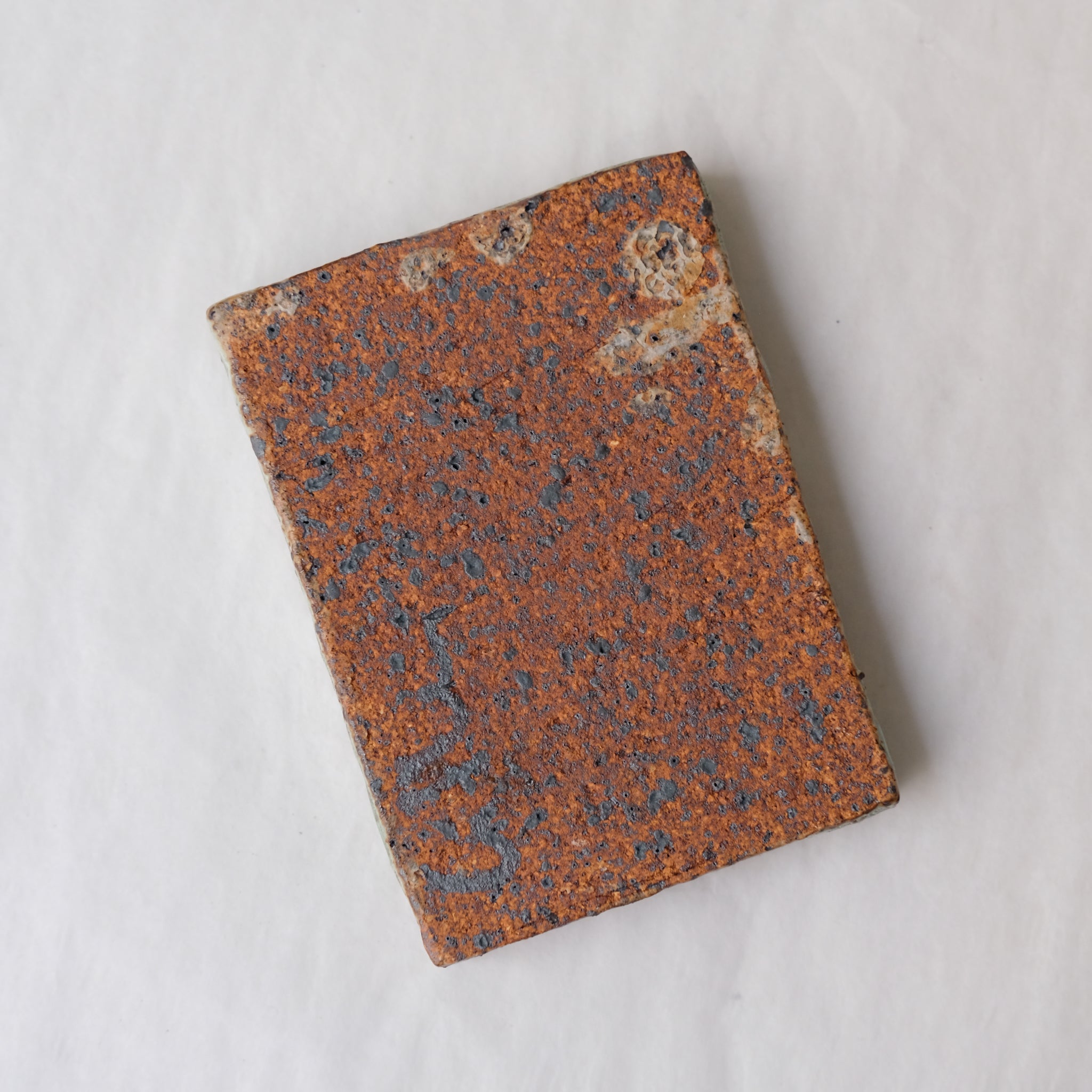 Porte savon 05 L 9,5cm  - vert de Julia Gilles chez Brutal Ceramics