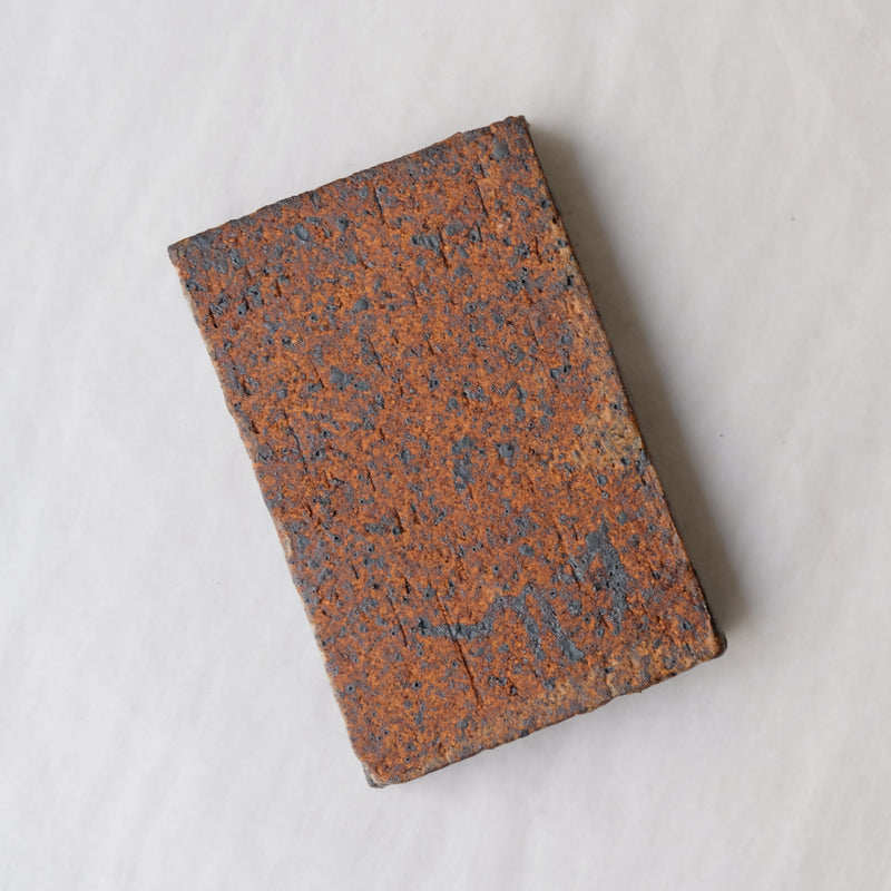 Porte savon 06 L 9cm  - bleu et noir de Julia Gilles chez Brutal Ceramics