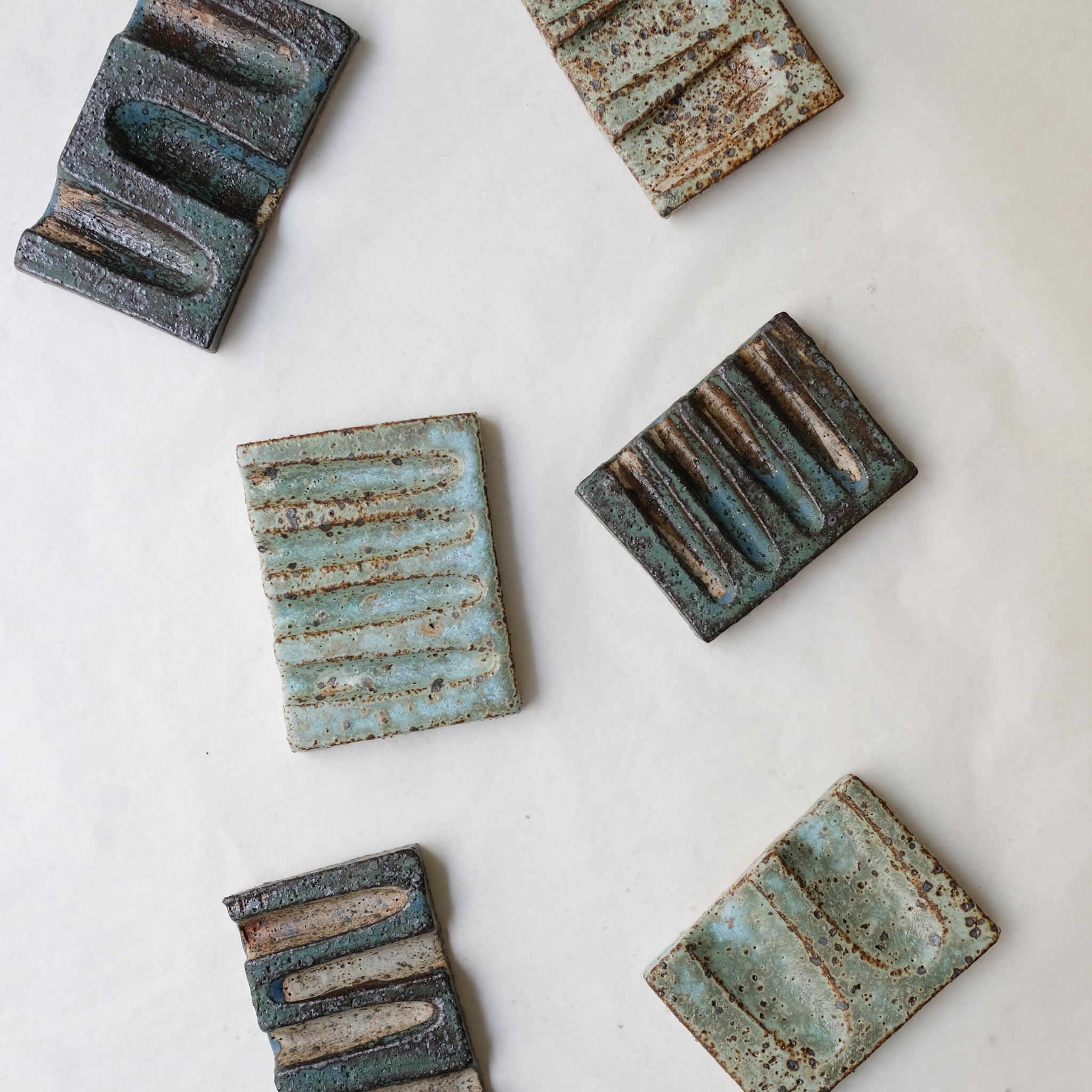 Porte savon 06 L 9cm  - bleu et noir de Julia Gilles chez Brutal Ceramics