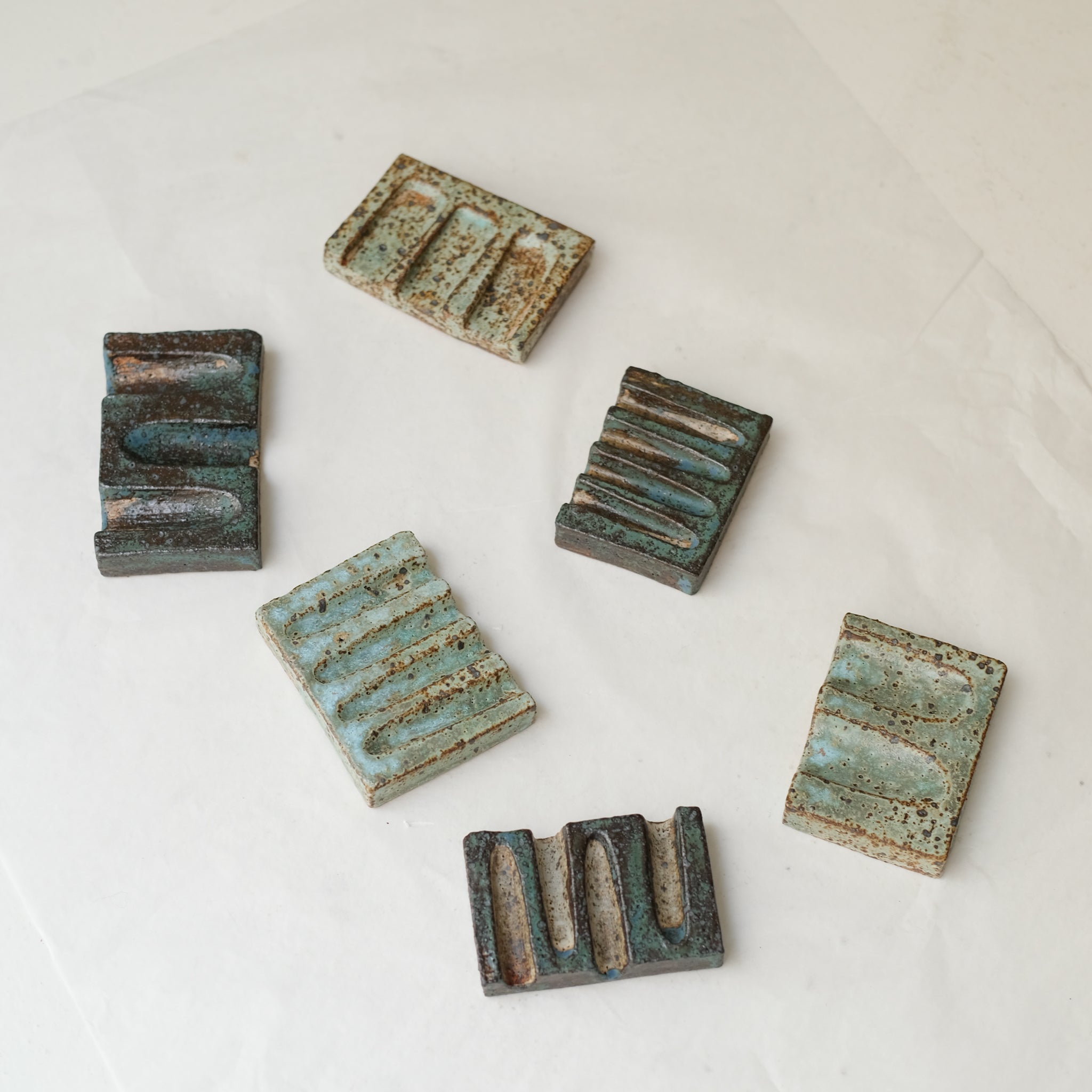 Porte savon 01 L 10cm  - vert de Julia Gilles chez Brutal Ceramics