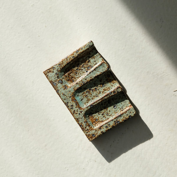 Porte savon 01 L 10cm  - vert de Julia Gilles chez Brutal Ceramics