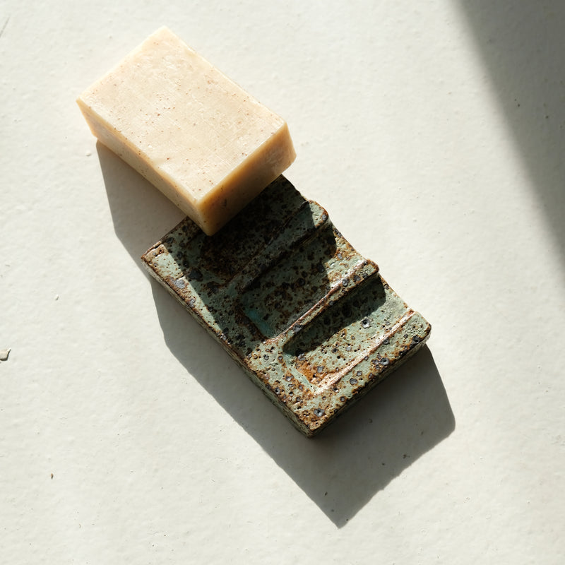 Porte savon 01 L 10cm  - vert de Julia Gilles chez Brutal Ceramics