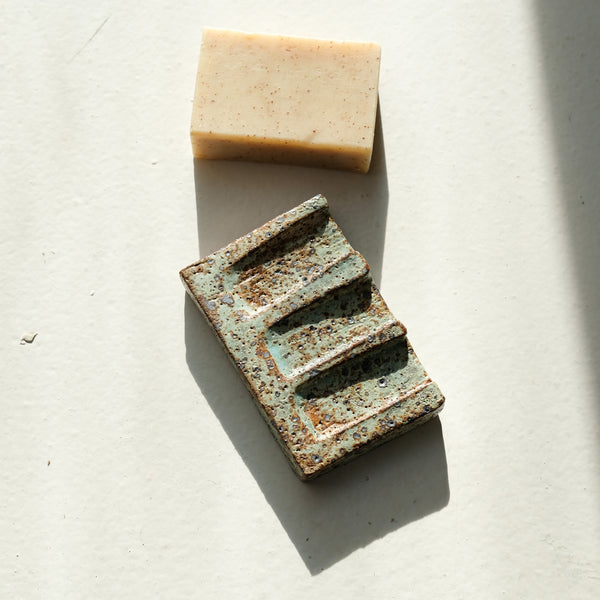 Porte savon 01 L 10cm  - vert de Julia Gilles chez Brutal Ceramics