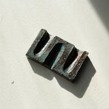 Porte savon 02 L 11cm  - bleu et noir de Julia Gilles chez Brutal Ceramics