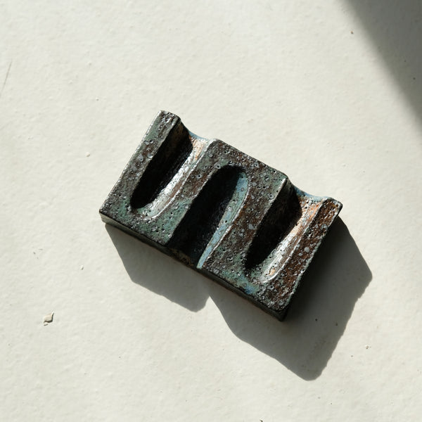 Porte savon 02 L 11cm  - bleu et noir de Julia Gilles chez Brutal Ceramics