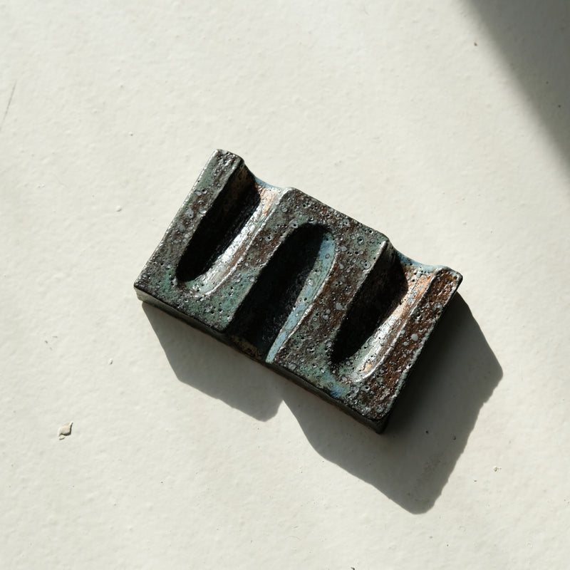 Porte savon 02 L 11cm  - bleu et noir de Julia Gilles chez Brutal Ceramics