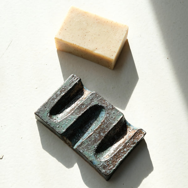 Porte savon 02 L 11cm  - bleu et noir de Julia Gilles chez Brutal Ceramics