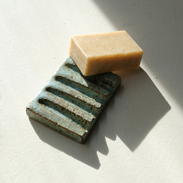Porte savon 03 L 9,5cm  - bleu et vert de Julia Gilles chez Brutal Ceramics