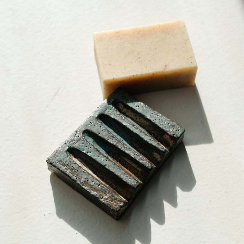 Porte savon 04 L 8,5cm  - bleu et noir de Julia Gilles chez Brutal Ceramics