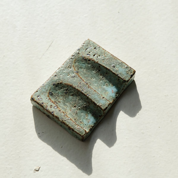 Porte savon 05 L 9,5cm  - vert de Julia Gilles chez Brutal Ceramics