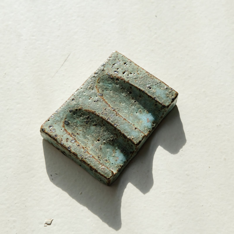 Porte savon 05 L 9,5cm  - vert de Julia Gilles chez Brutal Ceramics