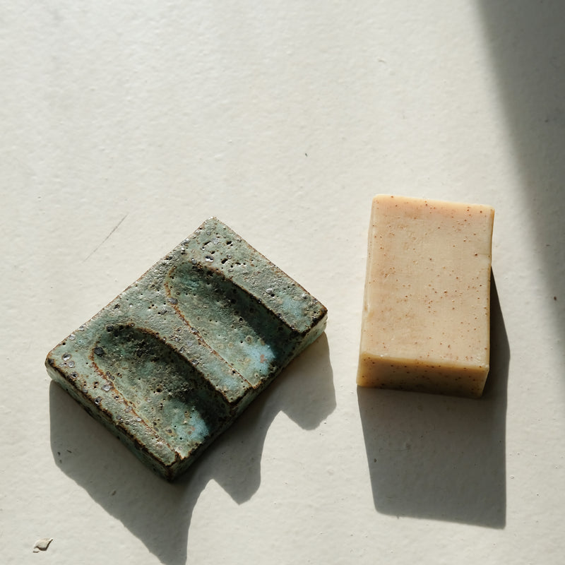 Porte savon 05 L 9,5cm  - vert de Julia Gilles chez Brutal Ceramics