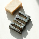 Porte savon 06 L 9cm  - bleu et noir de Julia Gilles chez Brutal Ceramics