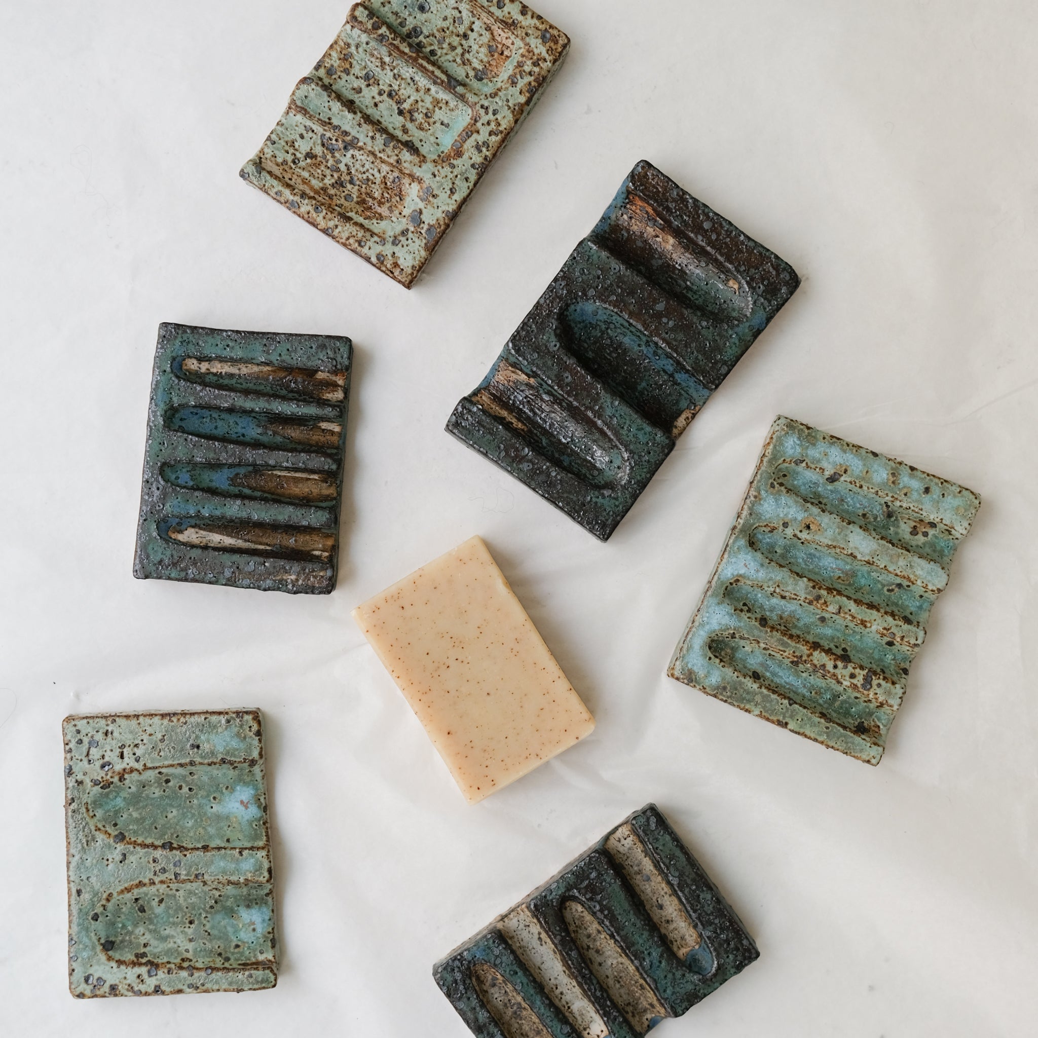 Porte savon 06 L 9cm  - bleu et noir de Julia Gilles chez Brutal Ceramics