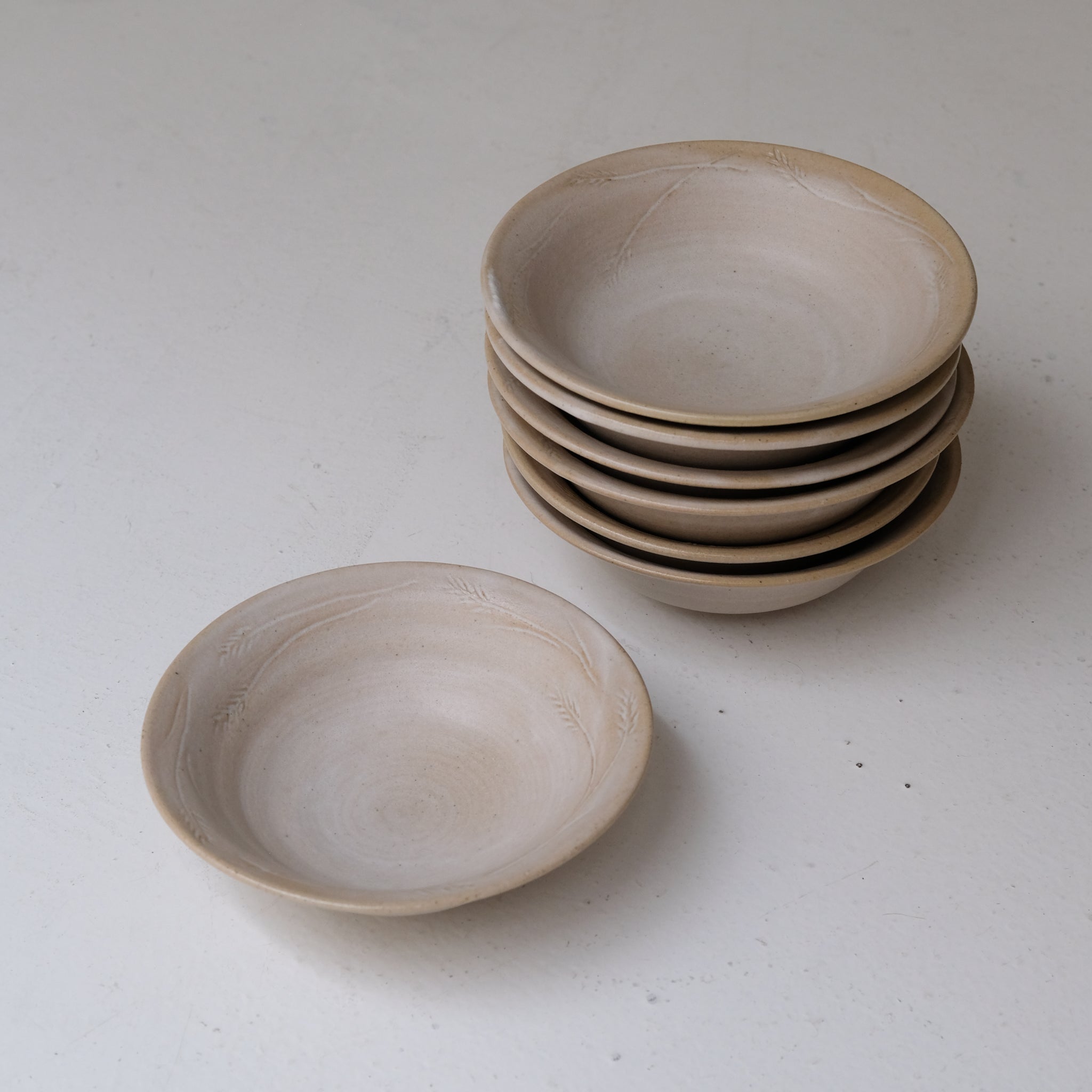 Coupelle "épi de blé" en grès D 15cm - blanc beige
