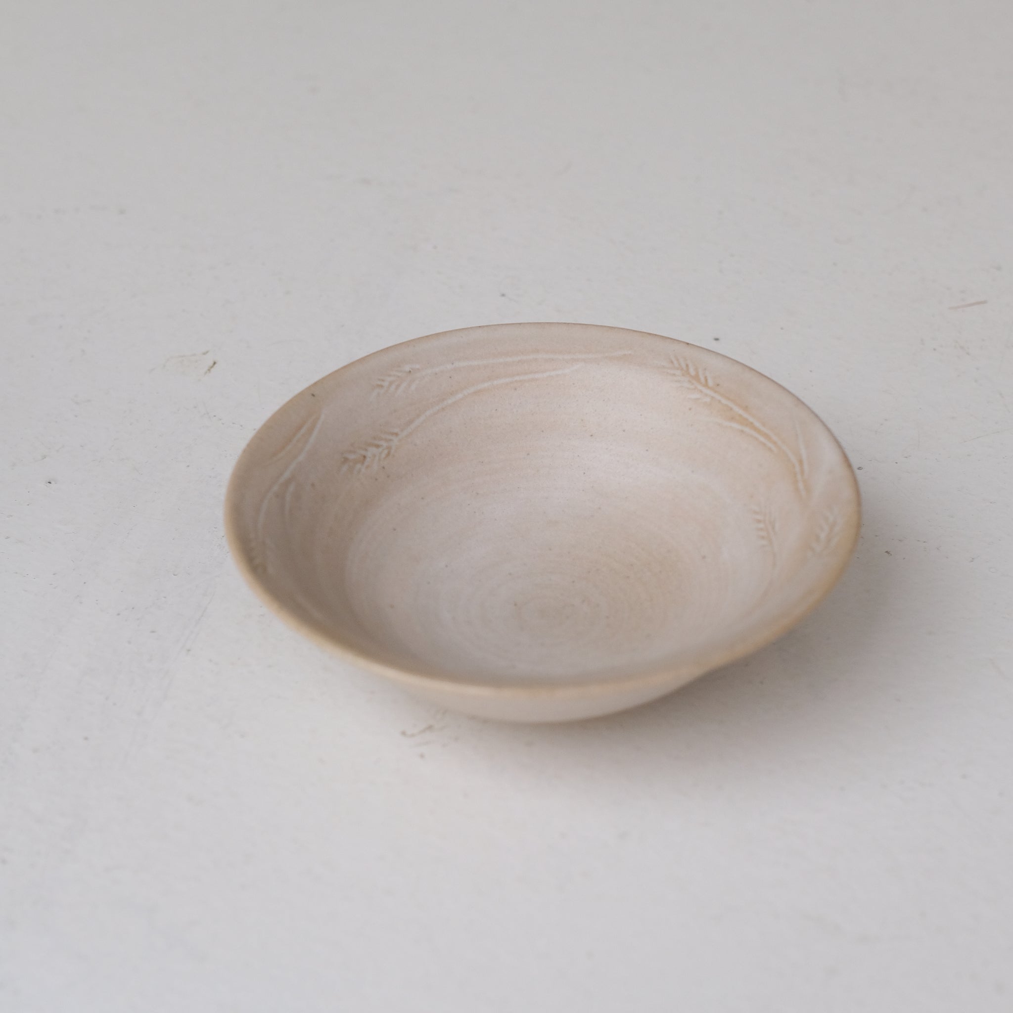 Coupelle "épi de blé" en grès D 15cm - blanc beige