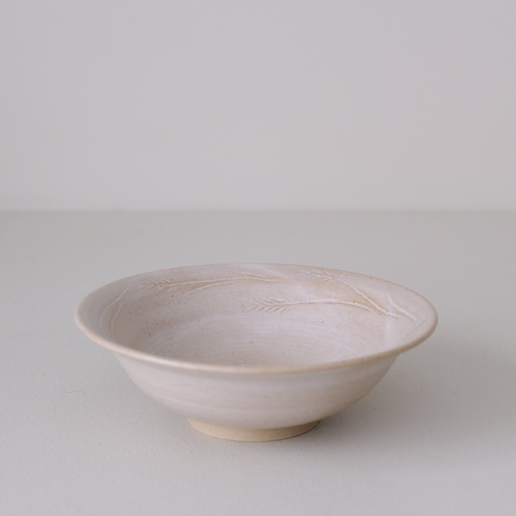 Coupelle "épi de blé" en grès D 15cm - blanc beige