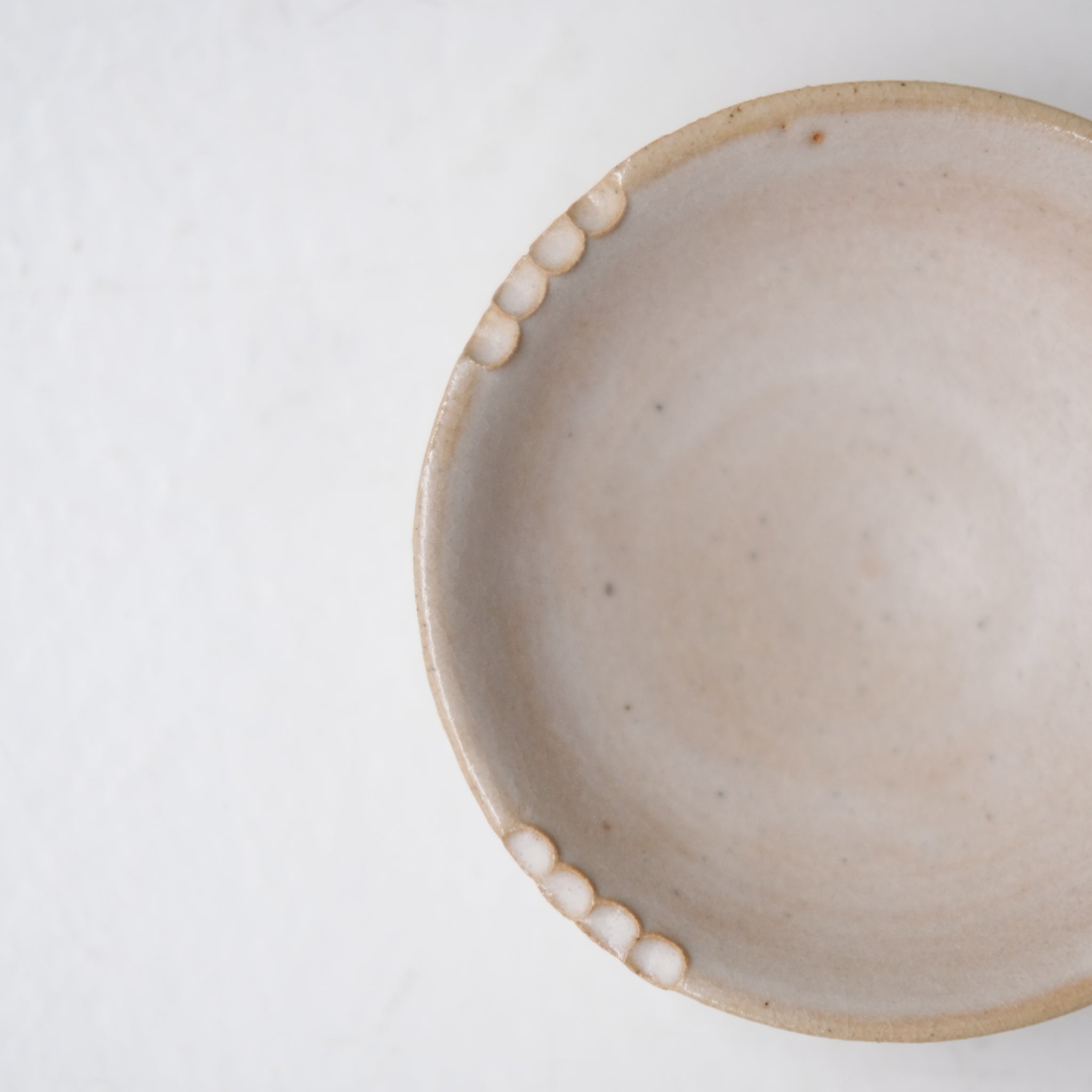 Coupelle crantée en grès D9,5cm - blanc beige de  Lisa Streich chez Brutal Ceramics
