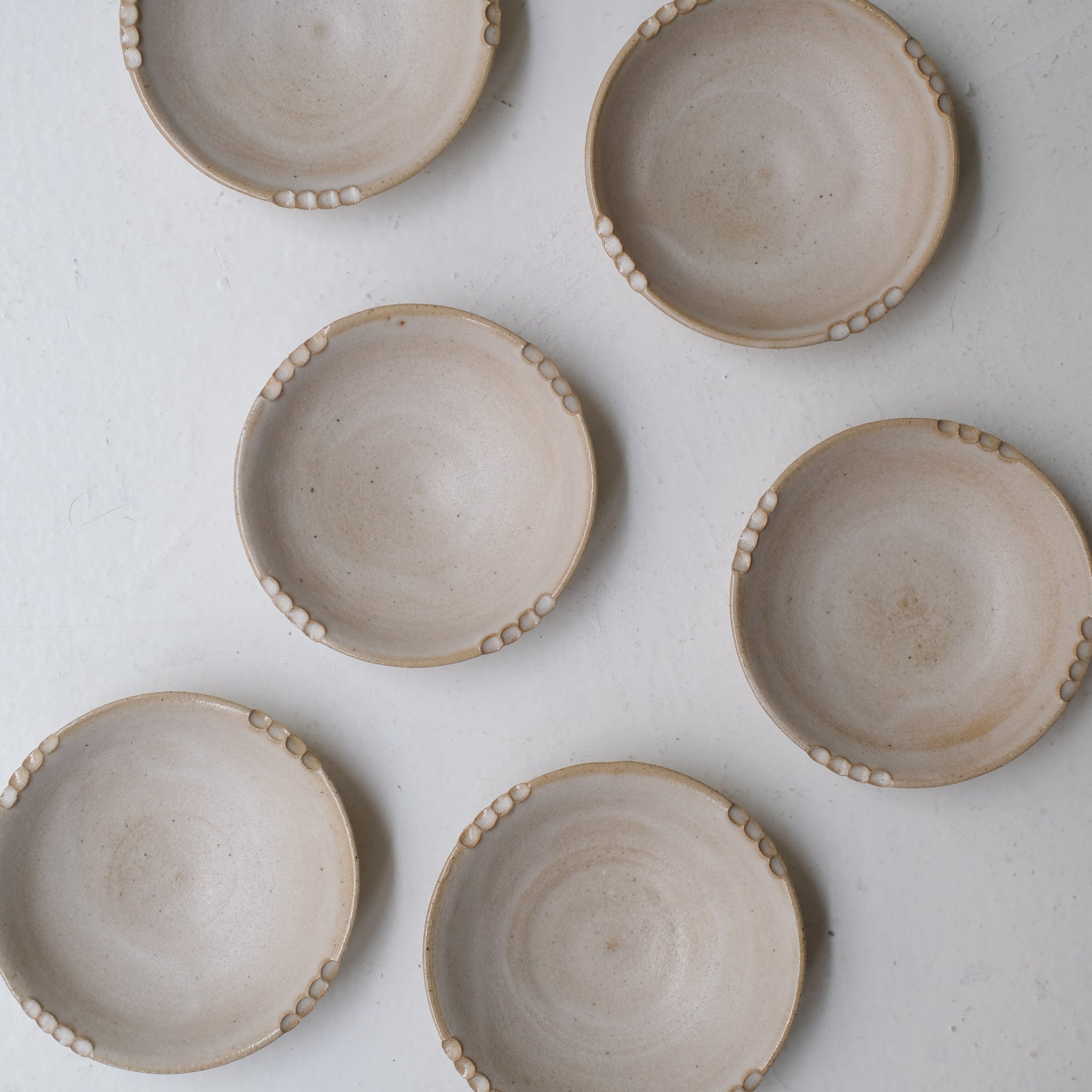 Coupelle crantée en grès D9,5cm - blanc beige de  Lisa Streich chez Brutal Ceramics