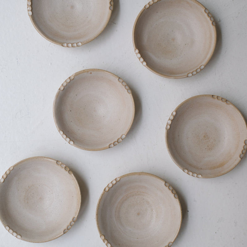 Coupelle crantée en grès D9,5cm - blanc beige de  Lisa Streich chez Brutal Ceramics