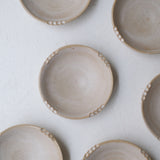 Coupelle crantée en grès D9,5cm - blanc beige de  Lisa Streich chez Brutal Ceramics