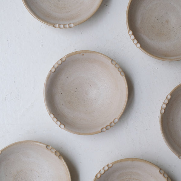 Coupelle crantée en grès D9,5cm - blanc beige de  Lisa Streich chez Brutal Ceramics