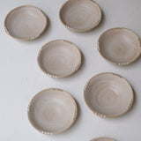 Coupelle crantée en grès D9,5cm - blanc beige de  Lisa Streich chez Brutal Ceramics