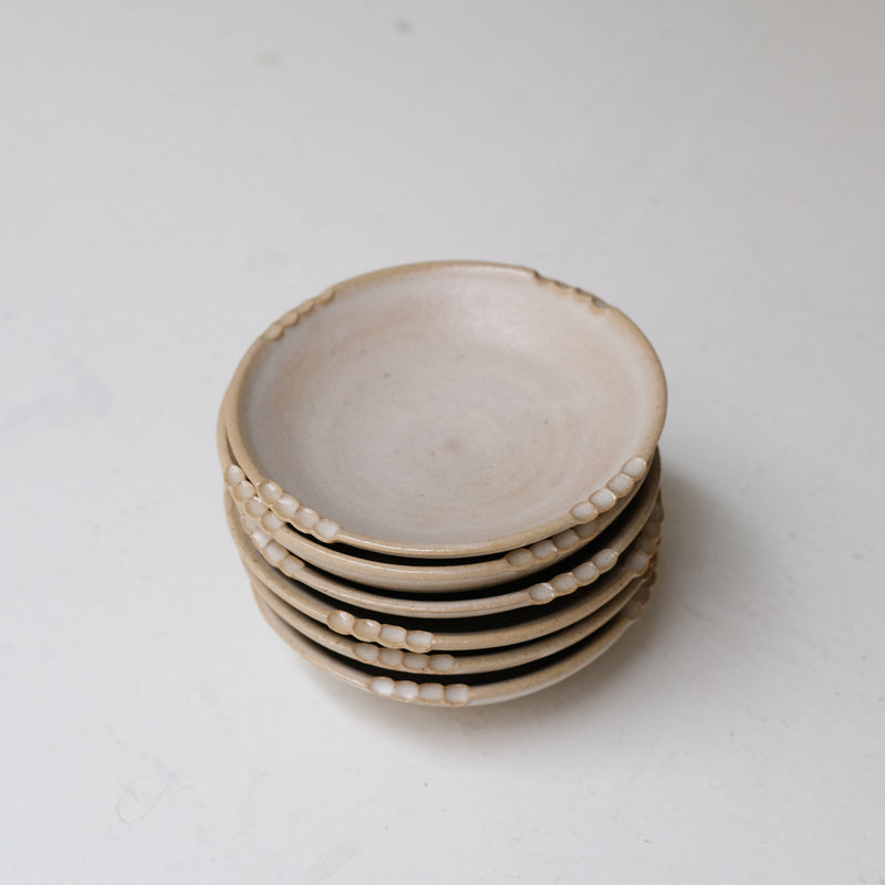 Coupelle crantée en grès D9,5cm - blanc beige de  Lisa Streich chez Brutal Ceramics
