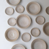 Coupelle crantée en grès D9,5cm - blanc beige de  Lisa Streich chez Brutal Ceramics