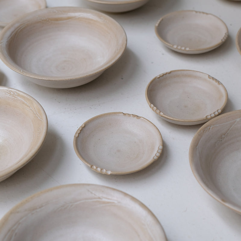 Coupelle crantée en grès D9,5cm - blanc beige de  Lisa Streich chez Brutal Ceramics