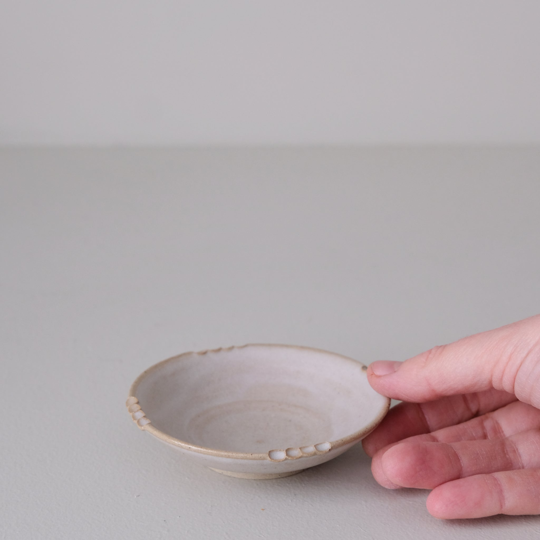 Coupelle crantée en grès D9,5cm - blanc beige de  Lisa Streich chez Brutal Ceramics