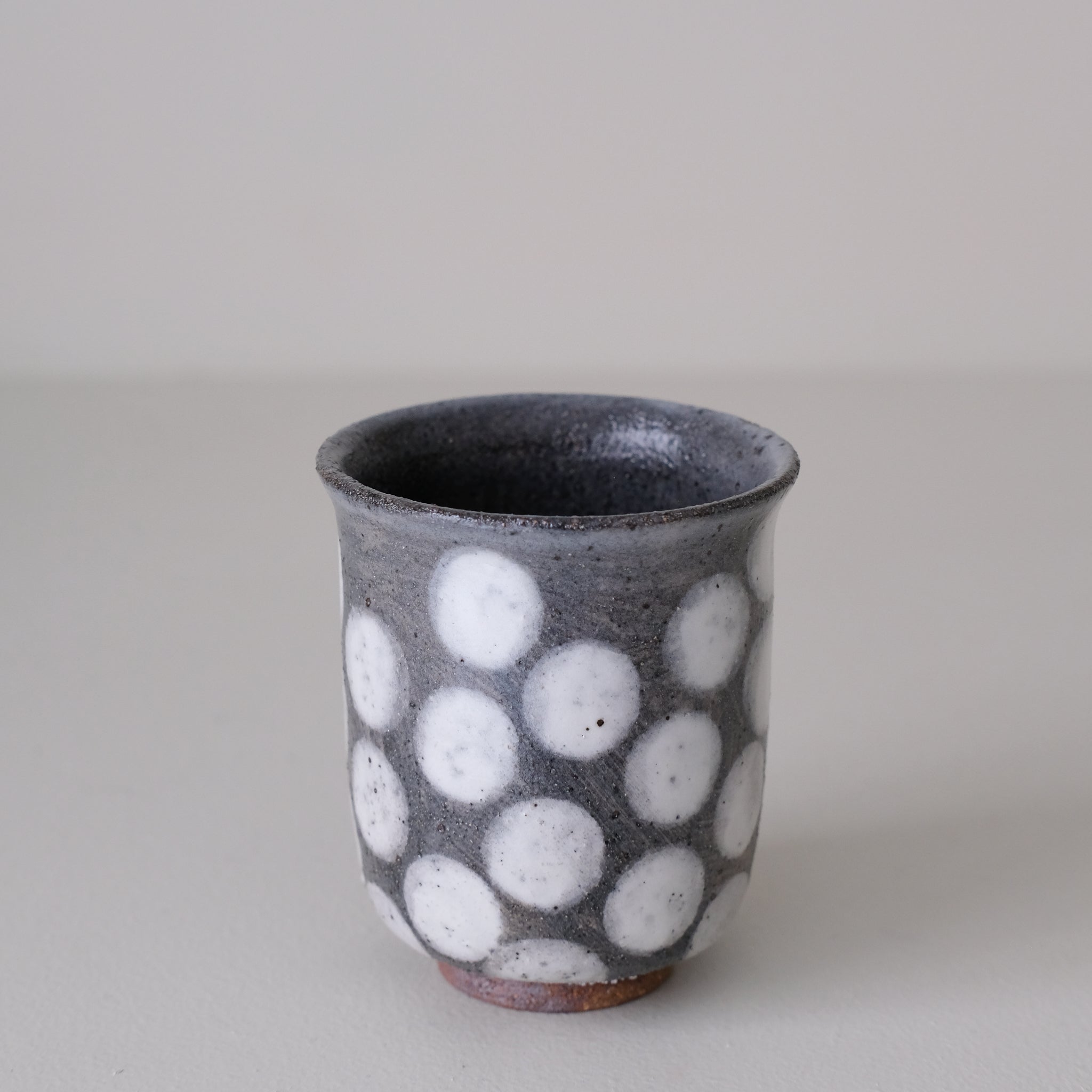 Tasse en grès 210ml - bleu gris pois blanc de Lisa Streich chez Brutal Ceramics
