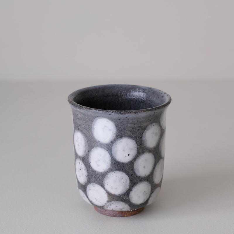 Tasse en grès 210ml - bleu gris pois blanc de Lisa Streich chez Brutal Ceramics