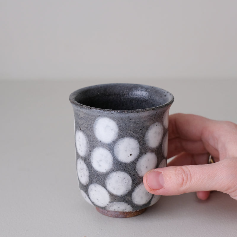 Tasse en grès 210ml - bleu gris pois blanc de Lisa Streich chez Brutal Ceramics