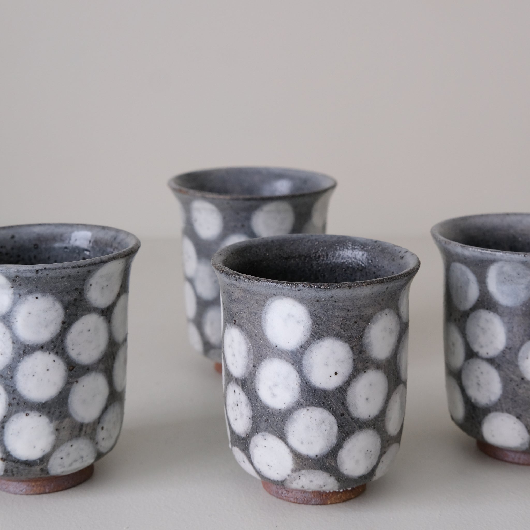 Tasse en grès 210ml - bleu gris pois blanc de Lisa Streich chez Brutal Ceramics