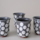 Tasse en grès 210ml - bleu gris pois blanc de Lisa Streich chez Brutal Ceramics