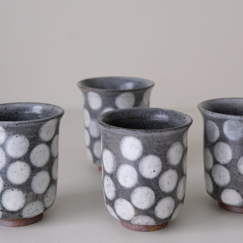 Tasse en grès 210ml - bleu gris pois blanc de Lisa Streich chez Brutal Ceramics