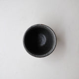 Tasse en grès 210ml - bleu gris pois blanc de Lisa Streich chez Brutal Ceramics