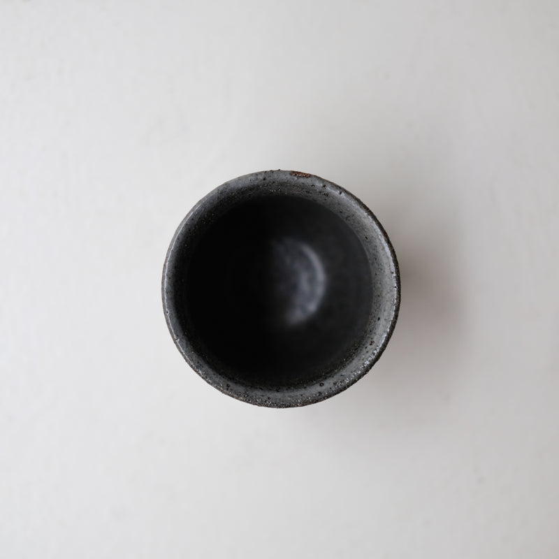 Tasse en grès 210ml - bleu gris pois blanc de Lisa Streich chez Brutal Ceramics