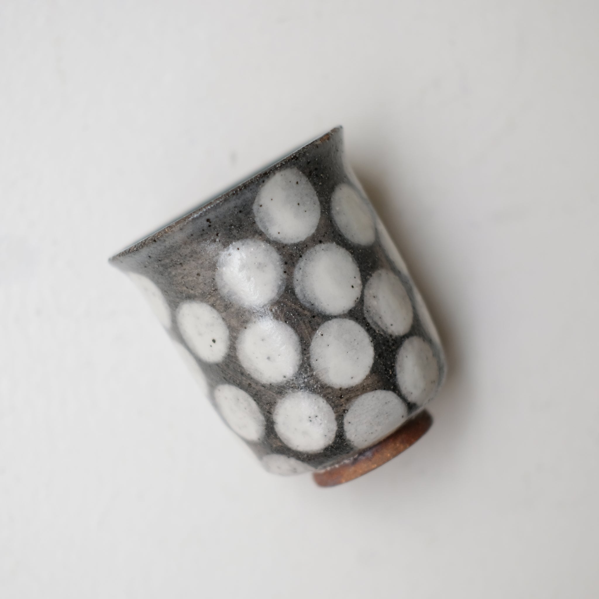 Tasse en grès 210ml - bleu gris pois blanc de Lisa Streich chez Brutal Ceramics