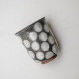 Tasse en grès 210ml - bleu gris pois blanc de Lisa Streich chez Brutal Ceramics