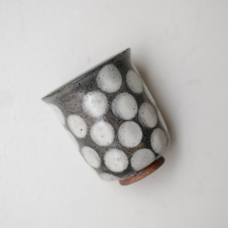 Tasse en grès 210ml - bleu gris pois blanc de Lisa Streich chez Brutal Ceramics