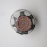 Tasse en grès 210ml - bleu gris pois blanc de Lisa Streich chez Brutal Ceramics